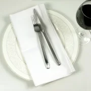 Servietten aus 100% Baumwolle in weiß mit umlaufender Atlaskante