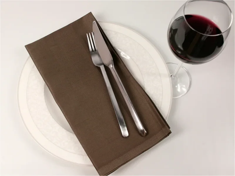 Farbige Servietten aus 100% Baumwolle mit umlaufender Atlaskante