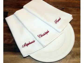 Weiße Serviette mit Name bestickt