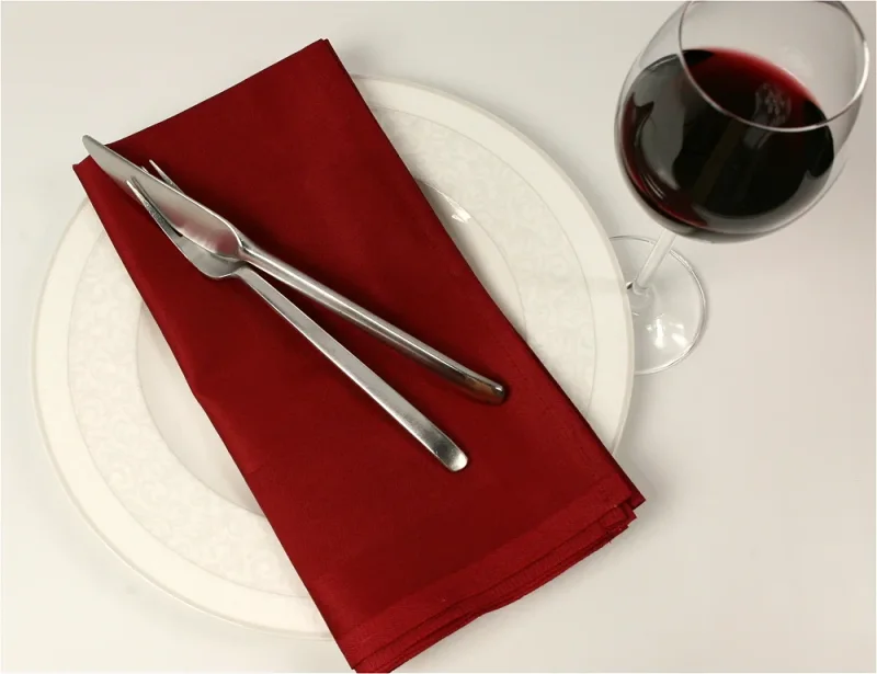 Farbige Servietten aus 100% Baumwolle mit umlaufender Atlaskante