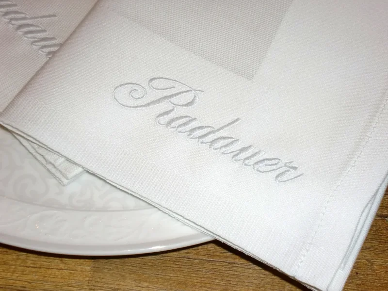 MIt Name bestickte Serviette