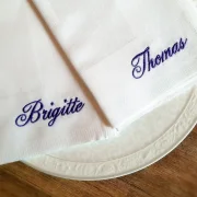 Weiße Serviette mit Name bestickt
