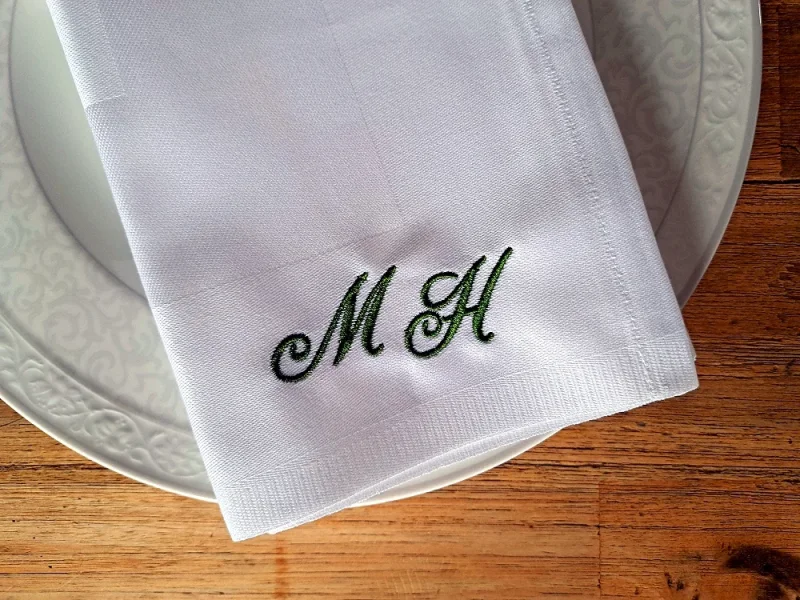 Weiße Serviette mit Monogramm bestickt