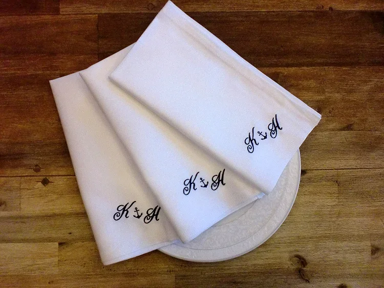 Weiße Serviette mit Monogramm bestickt