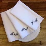 Weiße Serviette mit Monogramm bestickt