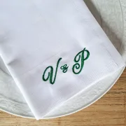 Weiße Serviette mit Monogramm bestickt